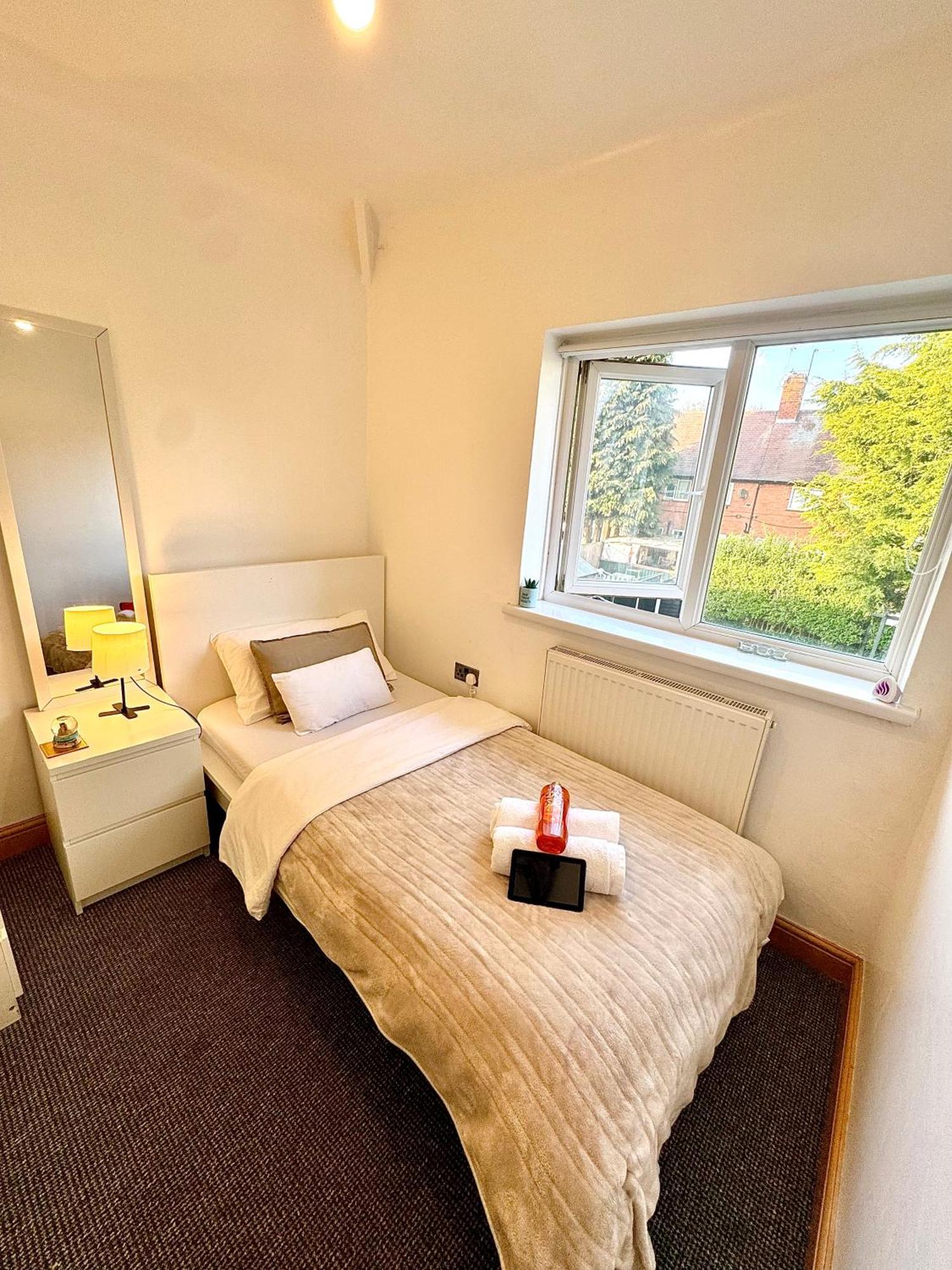 Contractor Haven- 3Bdr Crew House, Free Parking, Fast Wifi & Private Garden Lejlighed Nottingham Eksteriør billede